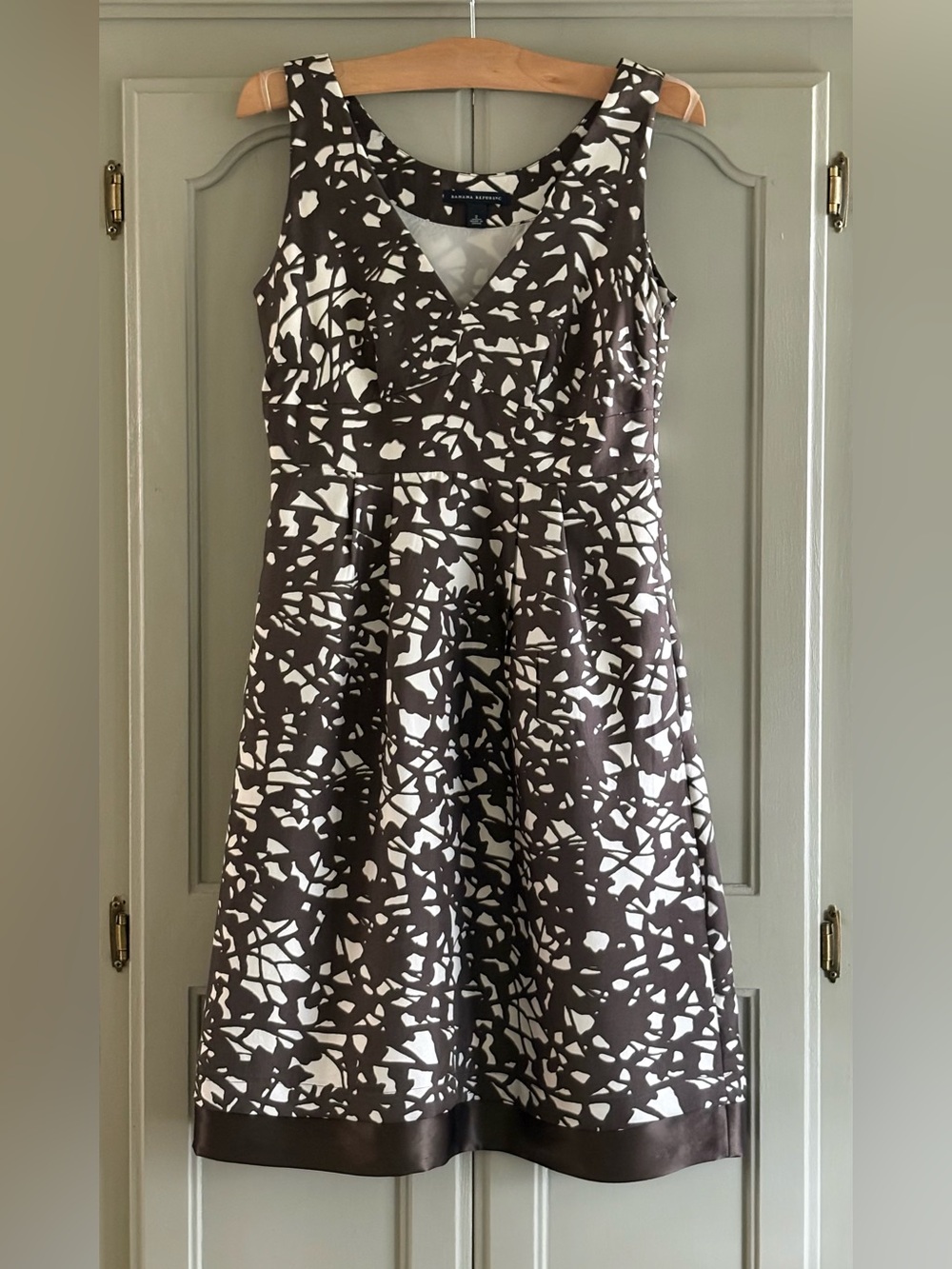 Vintage Banana Republic 100% Silk Abstract 
V-Neck Dress Brown Cream Size 2